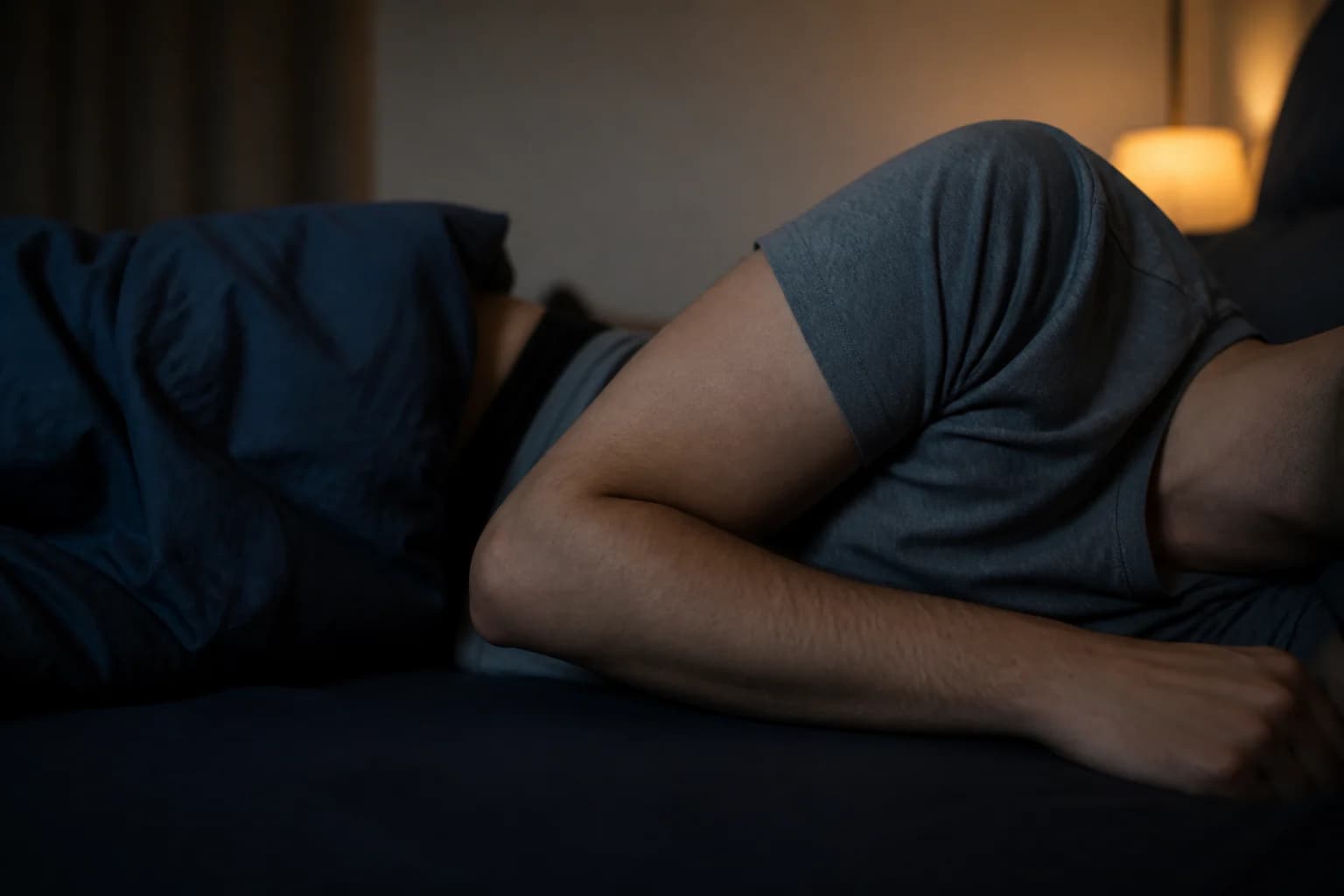 Bewoonde slaapkamer met één warme lamp en veel avondschaduw